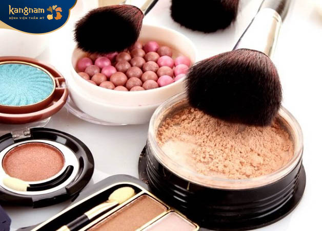 Sử dụng phấn phủ để ngăn bụi bẩn bám vào da, hạn chế trượt nền