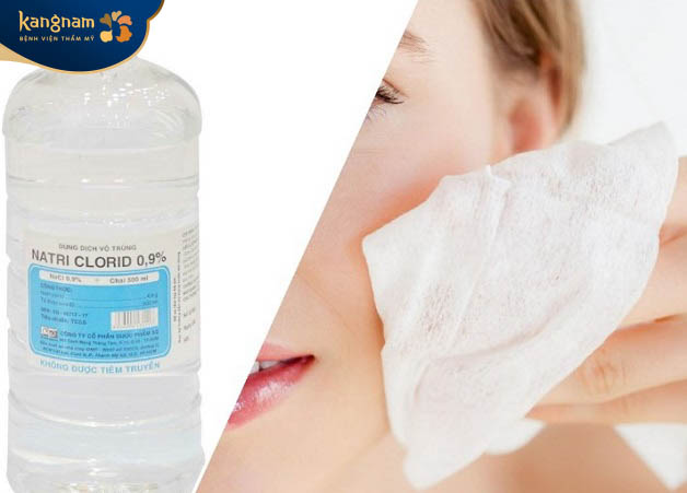 Vệ sinh mặt bằng nước muối sinh lý hàng ngày