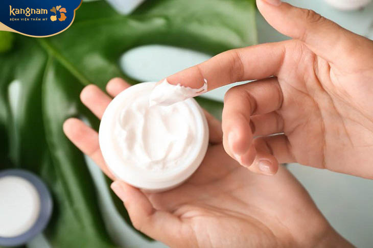 Thoa kem dưỡng ẩm làm dịu da sau khi triệt lông xong bị ngứa