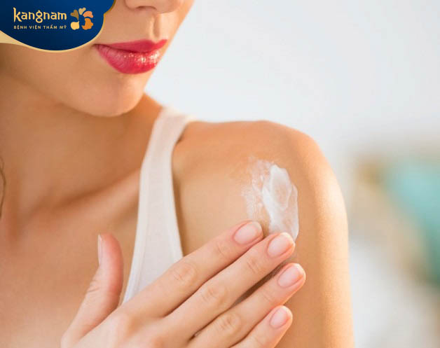 Thoa kem chống nắng cho vùng da vừa triệt lông