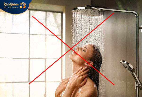 48h đầu tiên sau triệt lông không nên tắm, rửa mặt với nước nóng