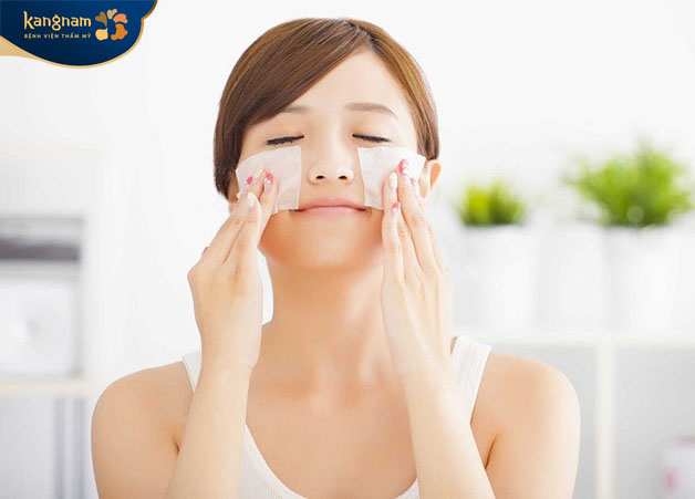 Sau khi rửa mặt cần phải đắp toner để thu nhỏ lỗ chân lông 