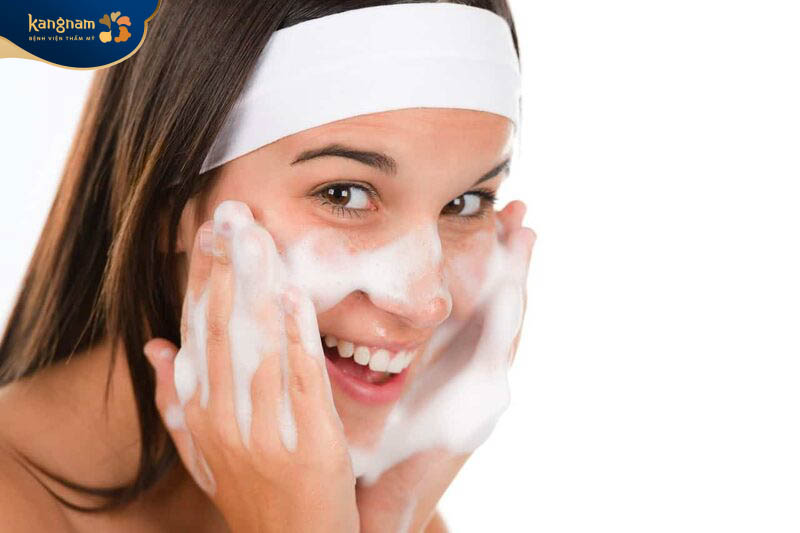 Thực hiện chăm sóc da mặt sạch sẽ mỗi ngày