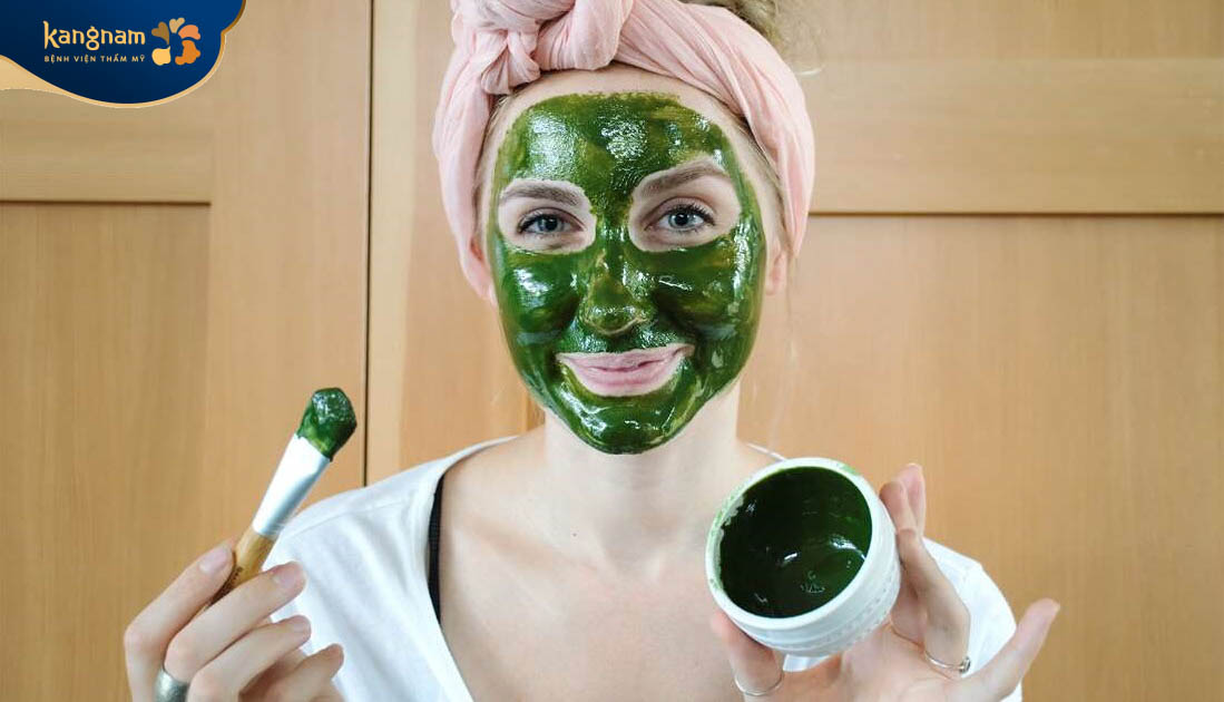 Đắp mặt nạ rau diếp cá