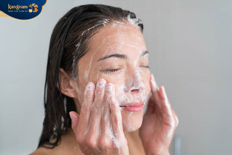 Lạm dụng rửa mặt nhiều lần trong ngày