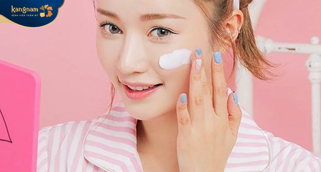 Thoa kem chống nắng để bảo vệ da