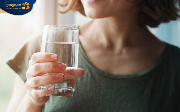 Việc cung uống quá ít nước khiến da thô ráp, tích tụ bụi bẩn làm mụn đầu đen hình thành 