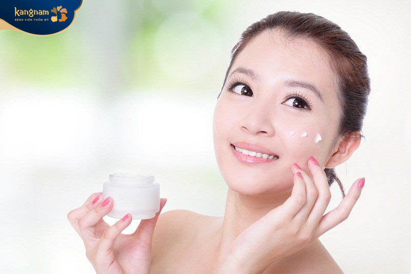 Nên sử dụng kem dưỡng ẩm, kem chống nắng để chăm sóc và bảo vệ da