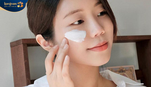 Thoa kem chống nắng hàng ngày giống như thêm một lớp giáp bảo vệ da