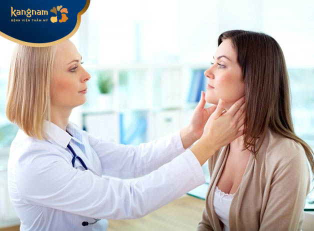 Thăm khám bác sĩ da liễu để điều trị mụn trứng cá