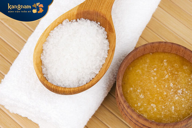 Tẩy da chết bằng đường loại bỏ các hạt mụn li ti