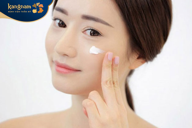 Thoa một lớp kem dưỡng ẩm mỏng nhẹ