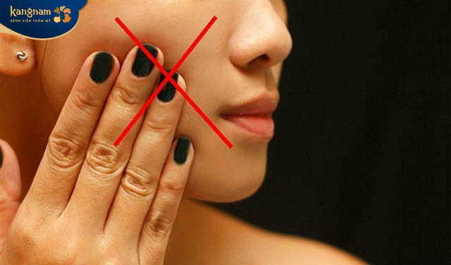 Không nên sờ nắn, tác động mạnh vào vết tiêm