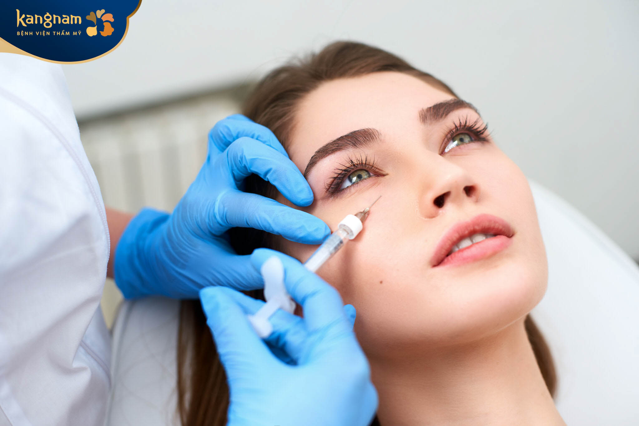 Bác sĩ tiến hành tiêm filler trị thâm mắt