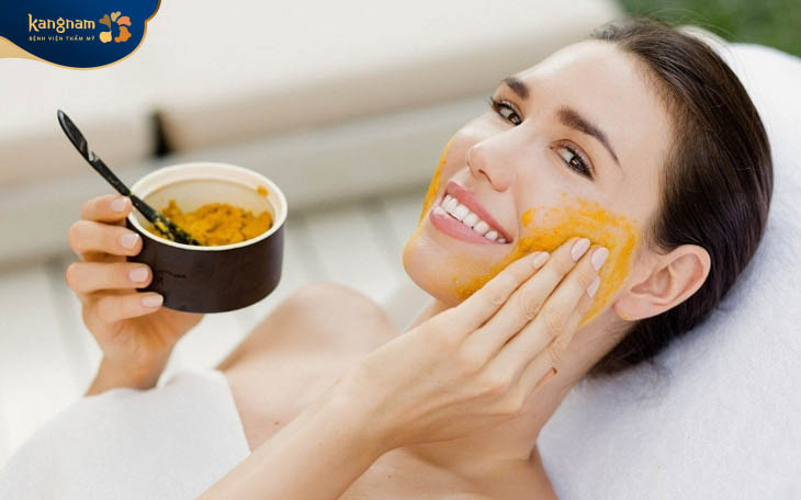 Sử dụng tinh bột nghệ trị mụn trứng cá hiệu quả cấp tốc