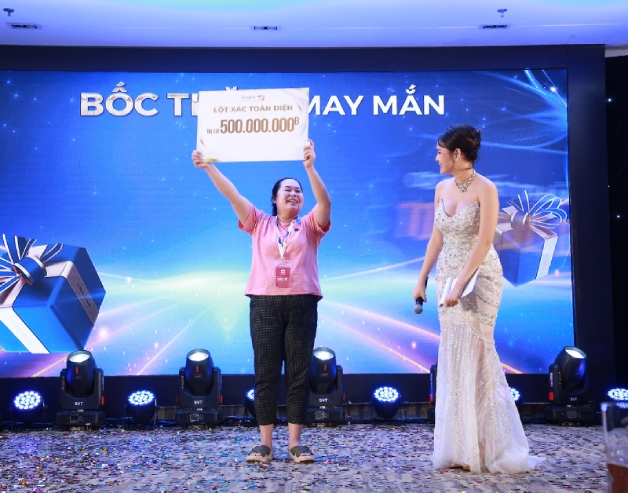 Chị Mỹ Trinh vui mừng khi nhận được suất lột xác toàn diện trị giá 500 triệu đồng