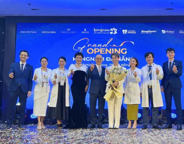 Đức Phúc chụp ảnh cùng đội ngũ bác sĩ Kangnam