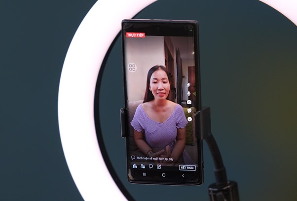 Chị Huy Ngọc review sản phẩm trên mạng xã hội