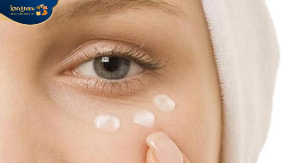 Sử dụng kem dưỡng mắt