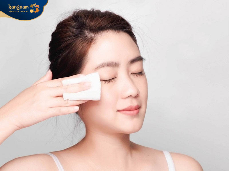 Vệ sinh da sạch sẽ với nước muối sinh lý, hạn chế sờ tay và dùng mỹ phẩm trong những ngày đầu sau tiêm meso