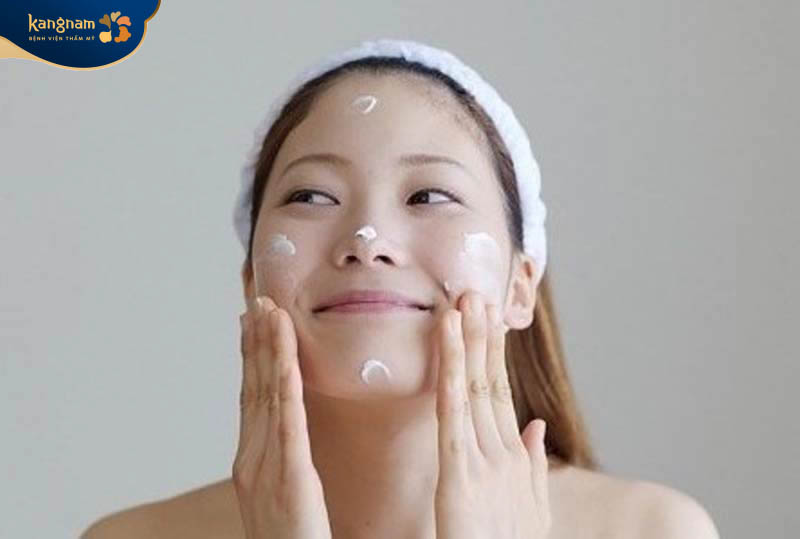 Chị em nên thoa kem chống nắng, che chắn da cẩn thận