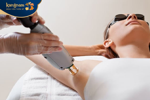 Chiếu laser vào vùng cần điều trị