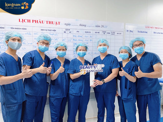 Các bác sĩ tận tụy với hy vọng cải thiện nhan sắc cho khách hàng