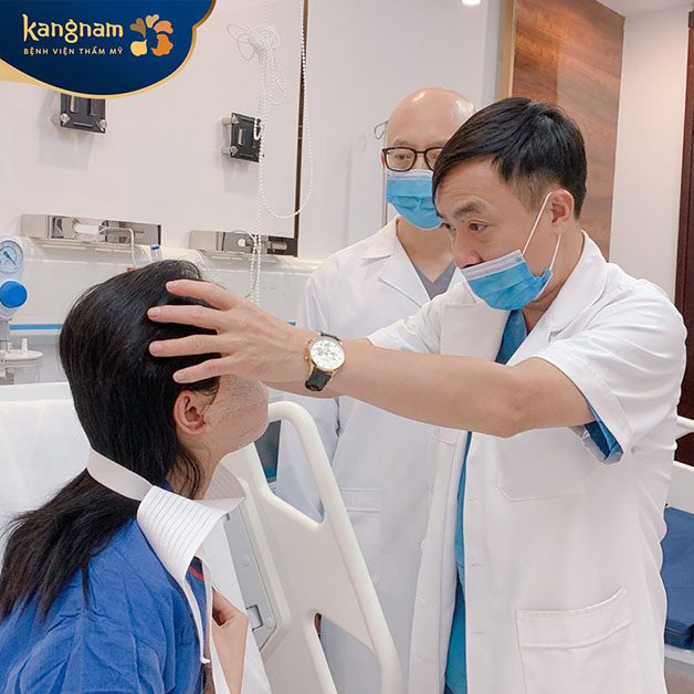 Bác sĩ sẽ trực tiếp theo dõi kết quả phục hồi sau phẫu thuật 