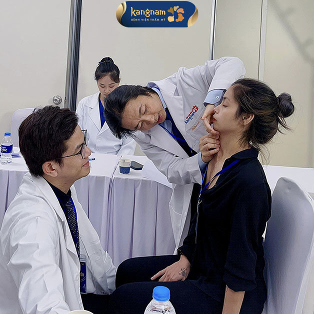 Bác sĩ sẽ trực tiếp thăm khám và đánh giá tình trạng 