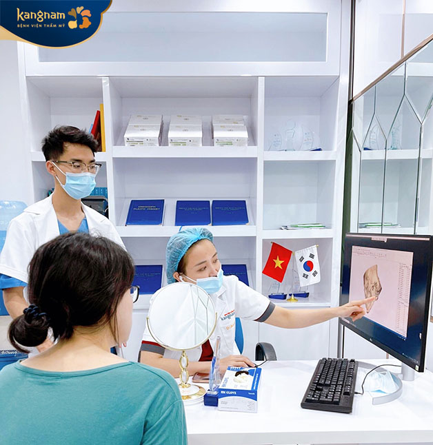 Bác sĩ thăm khám, tư vấn trước khi phẫu thuật