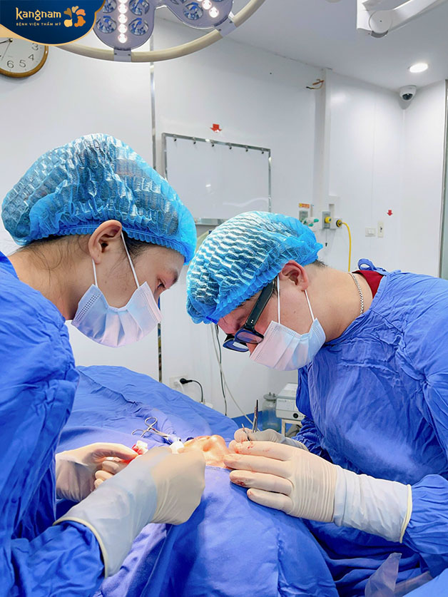 Bác sĩ phẫu thuật giỏi chuyên môn, trực tiếp thực hiện