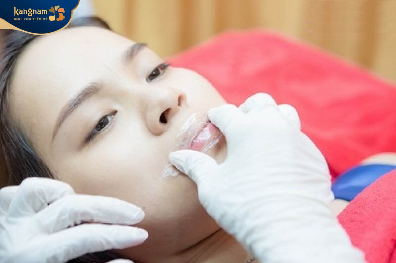 Bước ủ tê giúp khách hàng không cảm thấy khó chịu, đau đớn