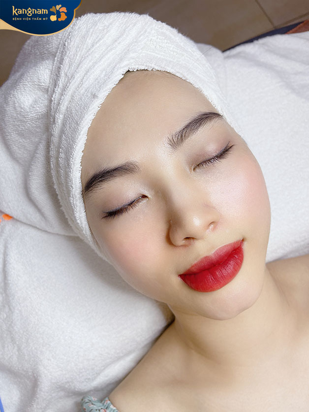 Bạn Thanh Tâm cho biết: "Sau khi phun môi mình cảm thấy tự tin hơn, không phải tốn tiền mua son nữa"