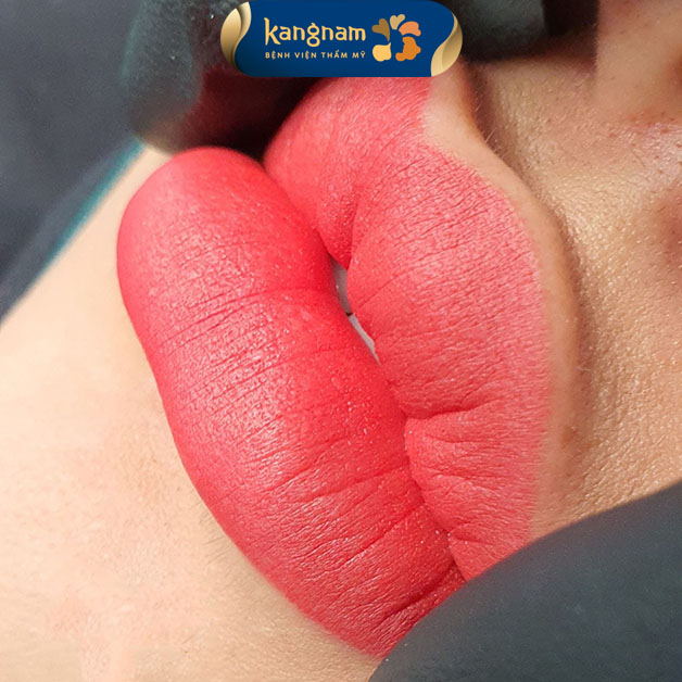 Môi sau khi phun lên màu sắc nét, tự nhiên