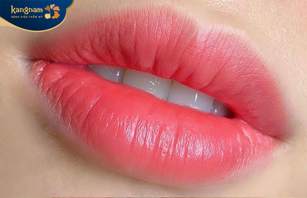 Phun môi Nano sử dụng đầu kim siêu nhỏ đưa mực vào lớp biểu bì