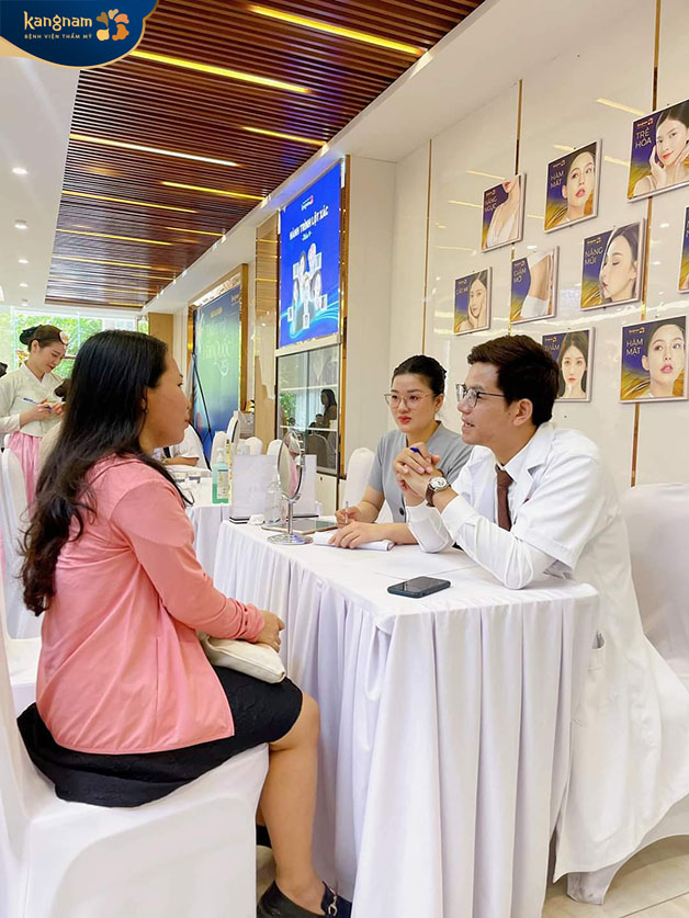 Trước khi thực hiện bạn sẽ được tư vấn bởi chuyên gia để chọn tone màu phù hợp