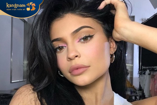 Môi tây cá tính, nổi bật các đường nét gương mặt sắc sảo