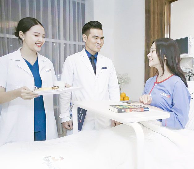 Sau khi cắt mí khách hàng sẽ được chăm sóc hậu phẫu chu đáo