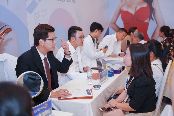 Các bác sĩ tận tâm tư vấn giải pháp làm đẹp cho từng khách hàng