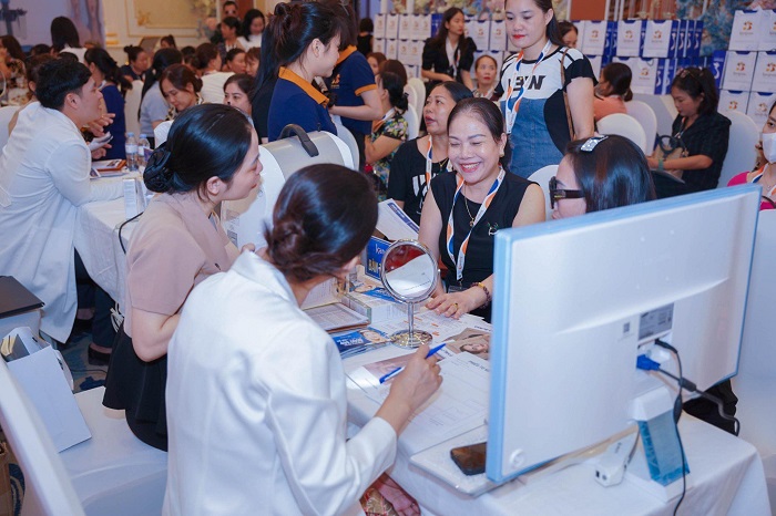Tín đồ làm đẹp hào hứng khi được các bác sĩ Kangnam tư vấn giải pháp thẩm mỹ