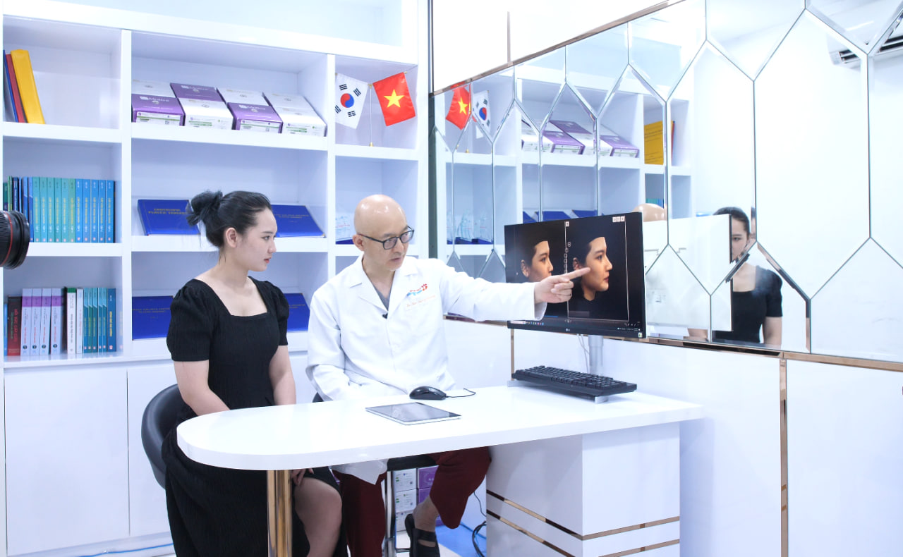 Giáo sư, bác sĩ Kim Jeong Hwang tư vấn cho khách hàng