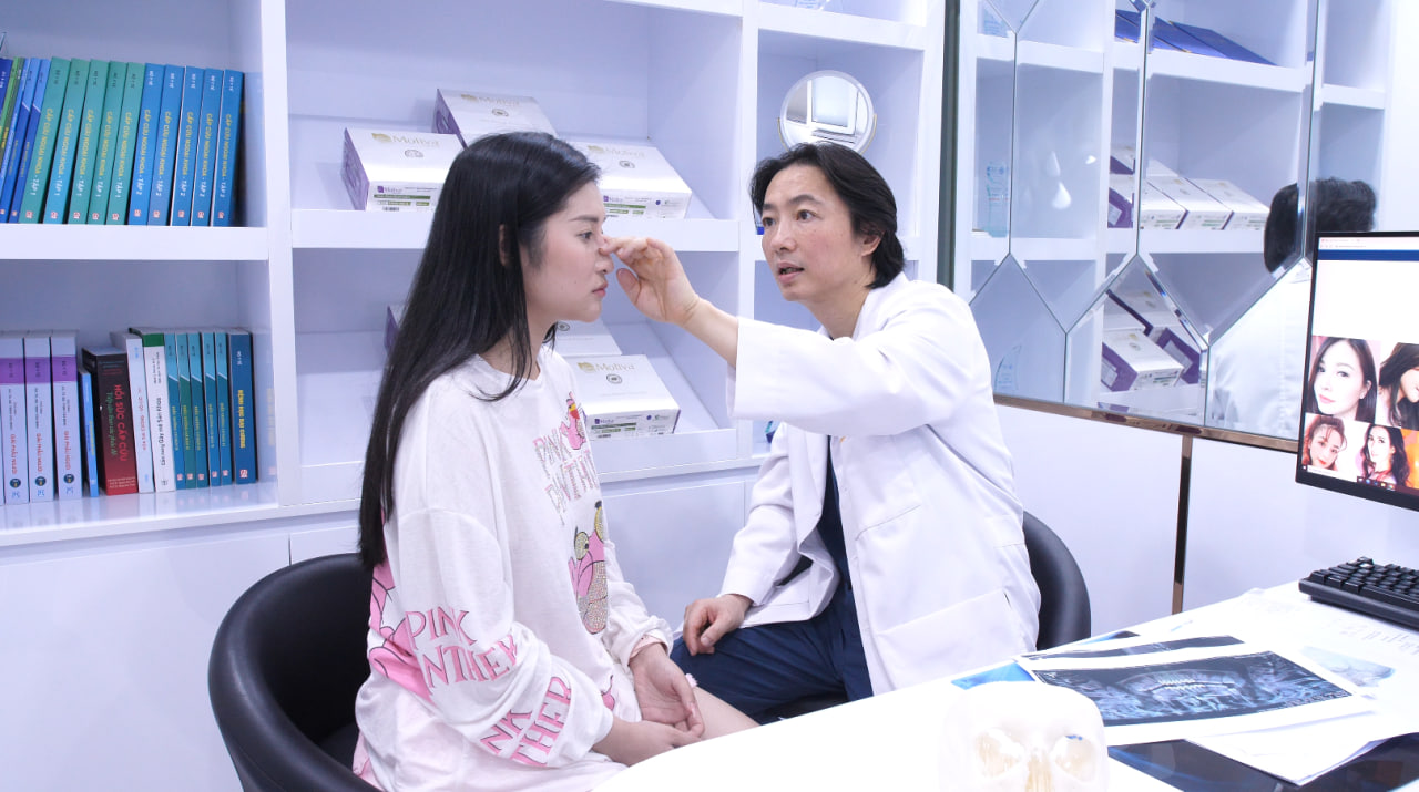 Dr. Richard Huy tư vấn cho khách hàng