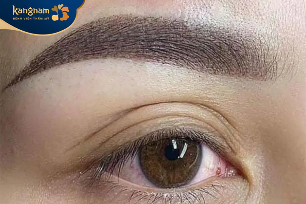 Phun mày vi chạm sử dụng các hạt sắc tố phun vào lông mày theo cách ngẫu nhiên