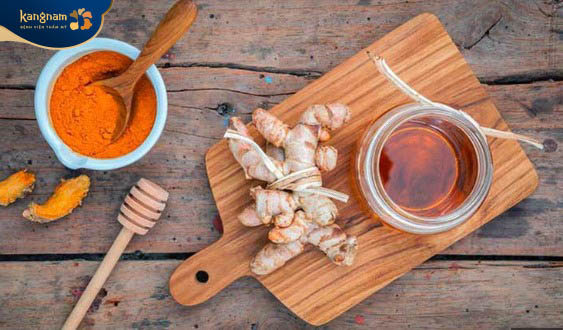 Sử dụng nghệ tươi và mật ong nguyên chất