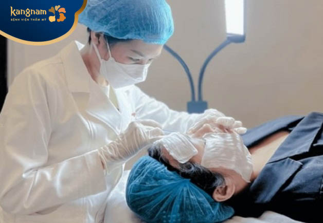 Bác sĩ tiến hành tiêm meso cho khách hàng