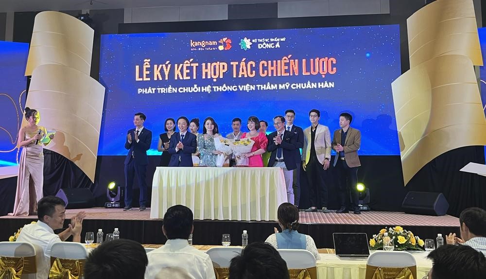 Đại diện Kangnam và Đông Á ký kết hợp tác chiến lược