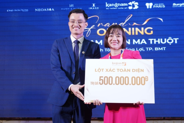 Khách hàng Võ Thị Thủy may mắn trúng vé lột xác toàn diện 500 triệu đồng