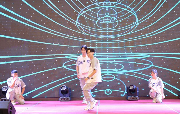 Dancer Mạnh Cường - nhân vật Hành trình lột xác mùa 4 tự tin trình diễn sau khi thay đổi diện mạo tại Kangnam