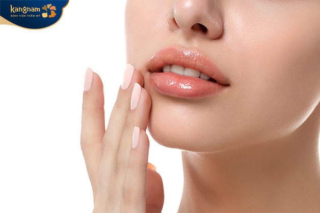 Tuyệt đối không đưa tay động chạm lên môi 