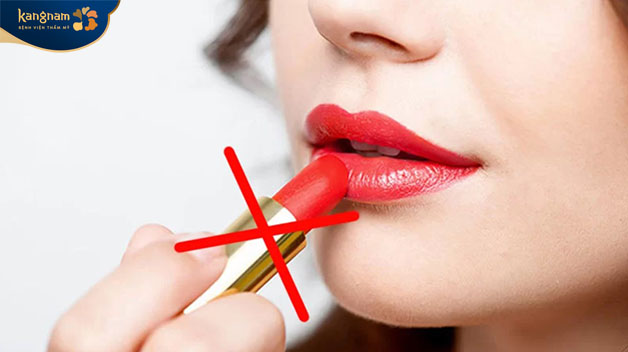 Thoa son môi sẽ khiến môi mới tiêm filler bị thâm 